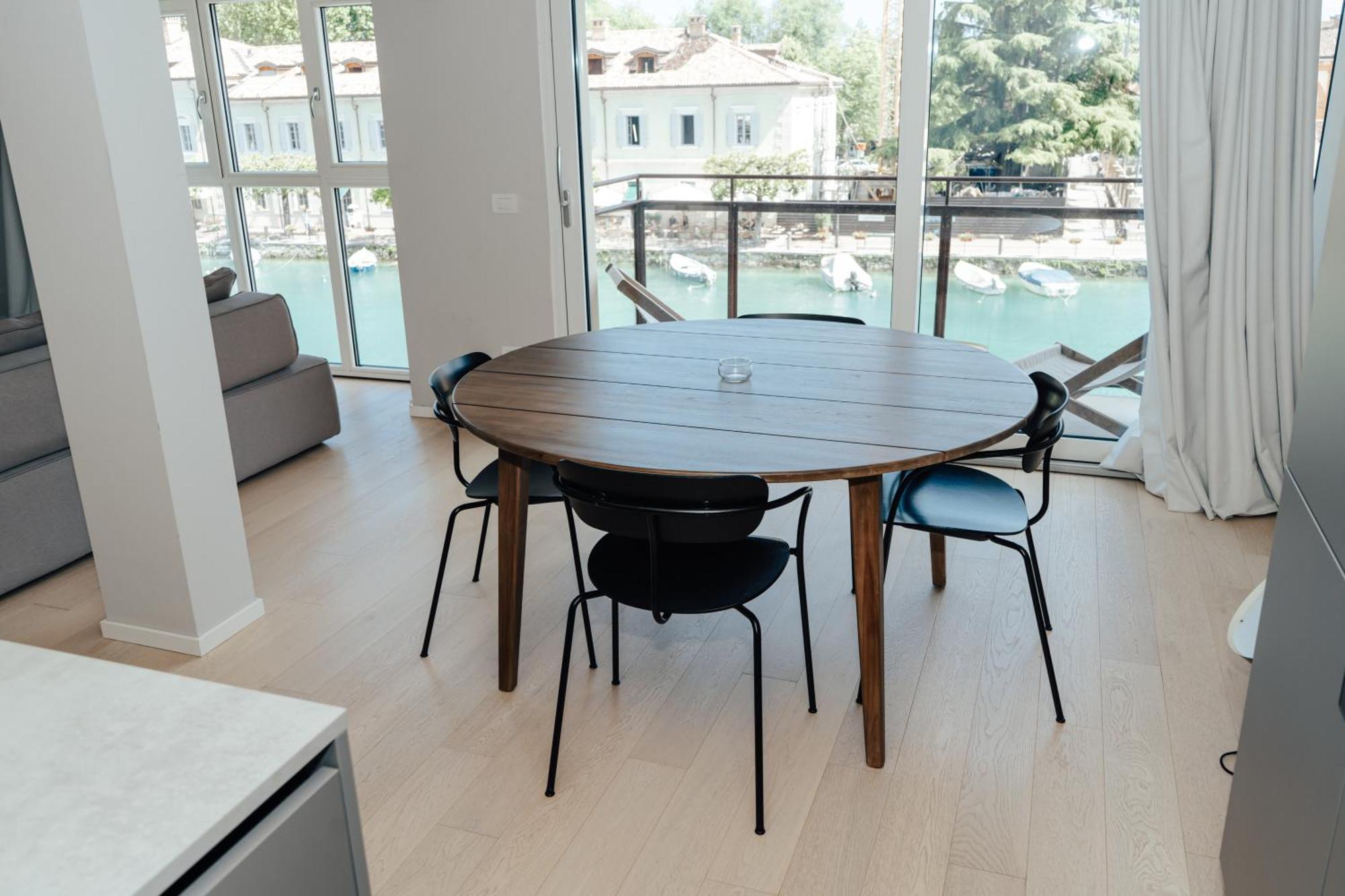 C House Rooms Lake Peschiera del Garda Exterior photo