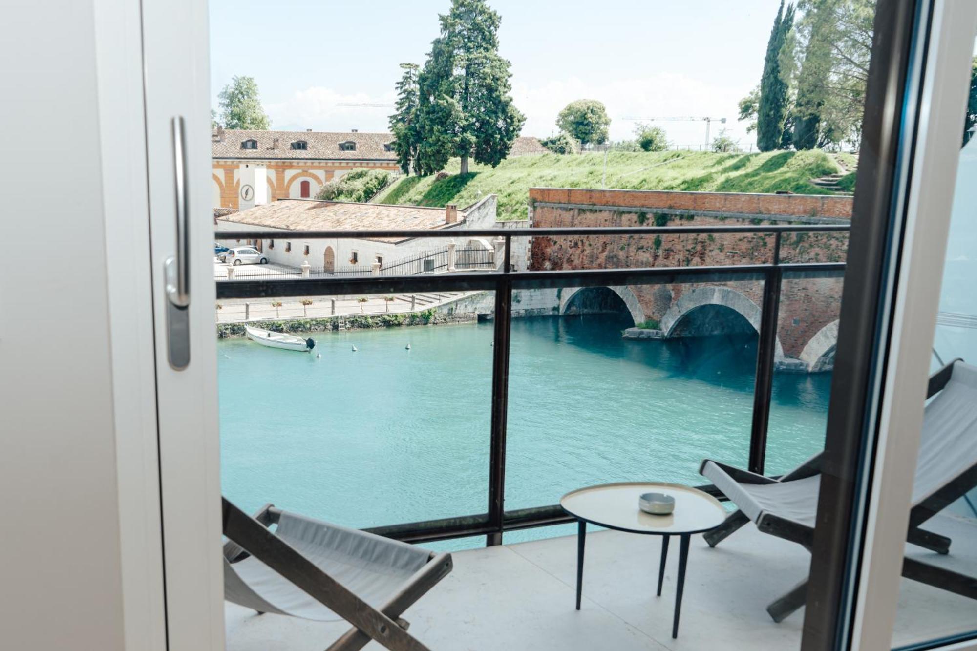 C House Rooms Lake Peschiera del Garda Exterior photo