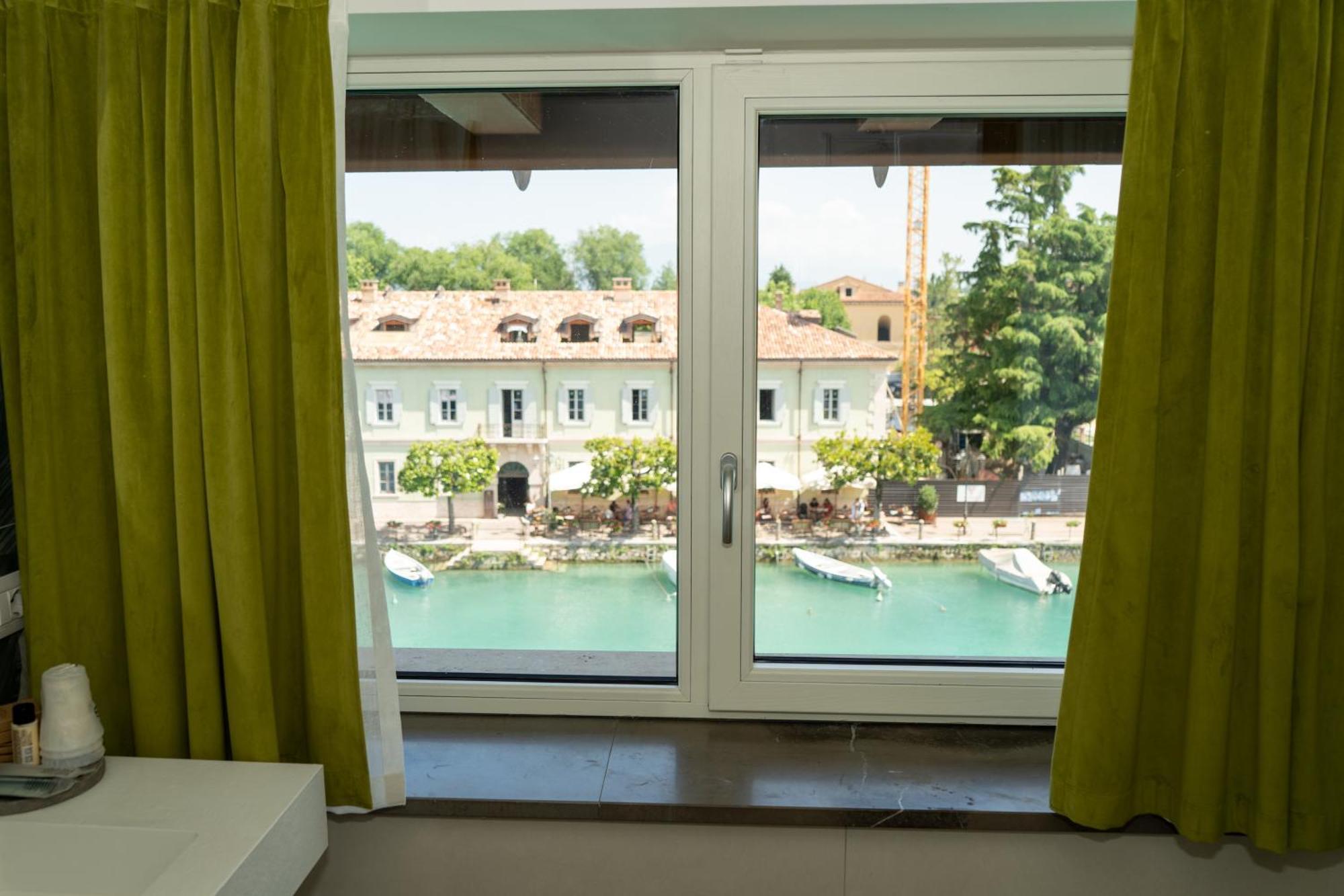 C House Rooms Lake Peschiera del Garda Exterior photo